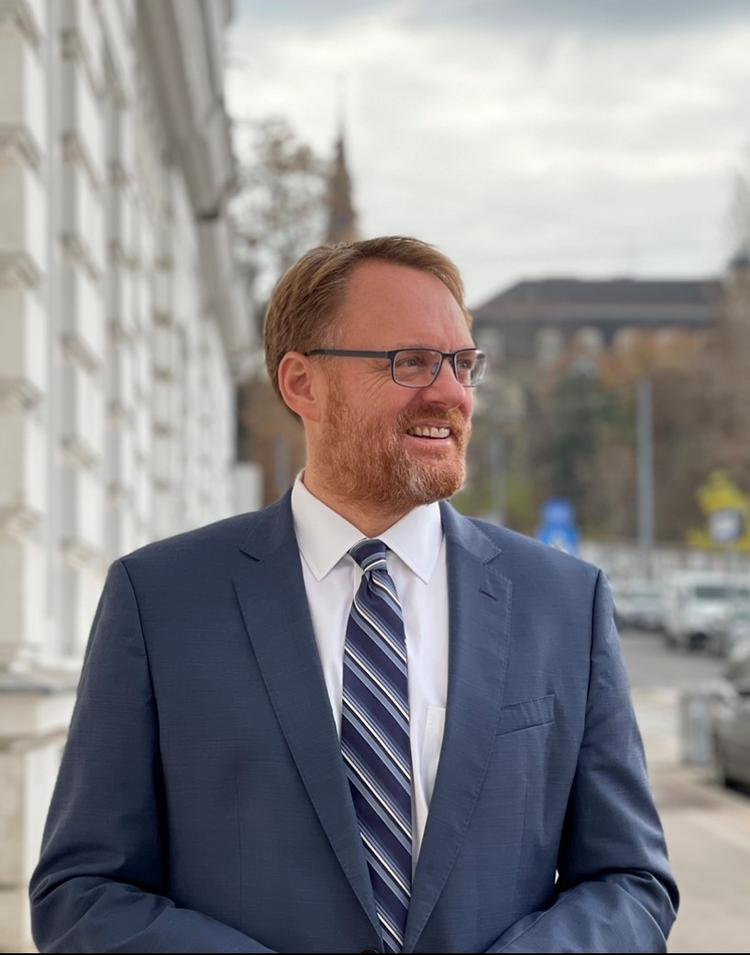 René Rosager Dinesen har siden 2018 været dansk topdiplomat i Østrig. Her er han fotograferet på gaden i Wien. Foto: Privatfoto