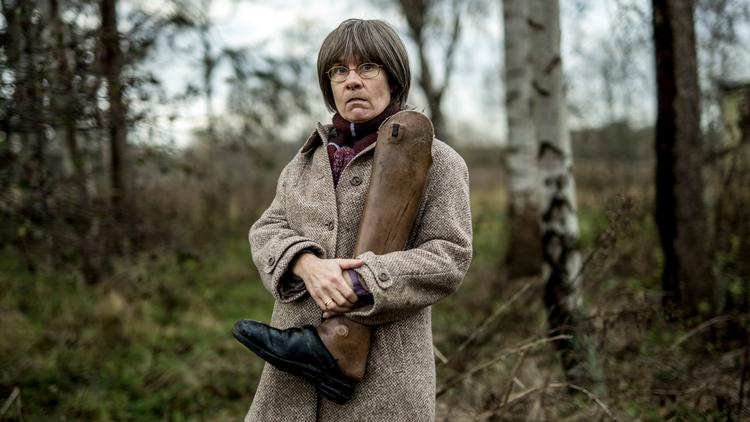 Mia Lyhne overspiller som den lokale konspirationsteoretiker Thordis. Foto: Per Arnesen/TV 2
