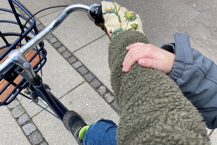 Jeg elsker, at han sidder der, mens jeg stille trækker cyklen hjem gennem byen, og vi småsludrende lægger dagens udfordringer bag os og indstiller sindet på fritid. Foto: Charlotte Branner