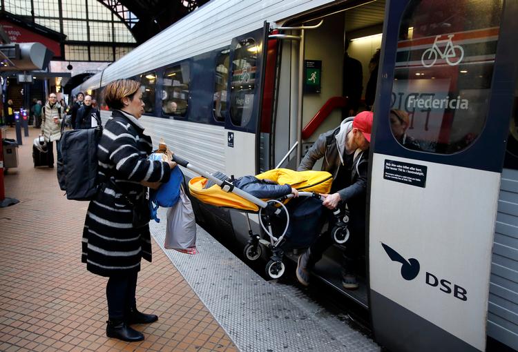 Et IC-3-tog gør sig klar til afgang på Københavns Hovedbanegård. Togene skal efter planen sammen med IC-4-togene afløses af de nye tog.  Foto: Jens Dresling (arkiv)/POLFOTO