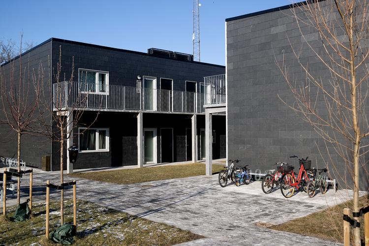 Politiet mistænker en gruppe anholdte i Danmark og Tyskland for at sympatisere med terrororganisationen Islamisk Stat og for at have planlagt et eller flere terrorangreb mod ukendte mål. I februar blev flere mennesker anholdt, og der blev foretaget ransagninger på to adresser i Holbæk.  Foto: Peter Hove Olesen/POLFOTO