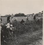 Ved et mirakel blev der taget fotos engang for ca. 70 år siden, da eleverne i Agtrup danske skole havde deres ugentlige time i naturhistorie. Jeg fik lov til at gå med - står nederst til venstre med hvidt hår og smækbukser. Fotografen er formodentlig læreren, Gunnar Ryge Petersen. Foto: Privatfoto