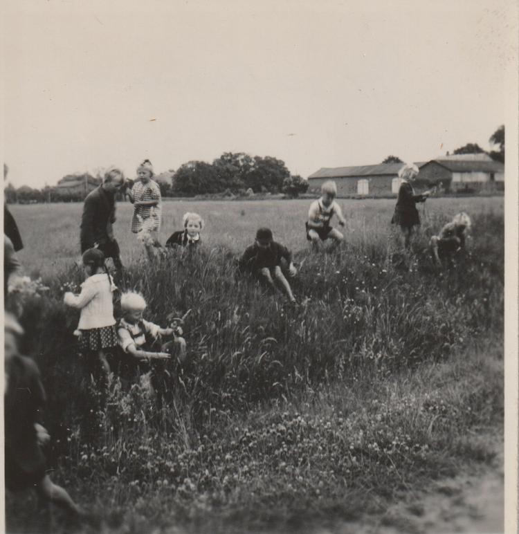 Ved et mirakel blev der taget fotos engang for ca. 70 år siden, da eleverne i Agtrup danske skole havde deres ugentlige time i naturhistorie. Jeg fik lov til at gå med - står nederst til venstre med hvidt hår og smækbukser. Fotografen er formodentlig læreren, Gunnar Ryge Petersen. Foto: Privatfoto