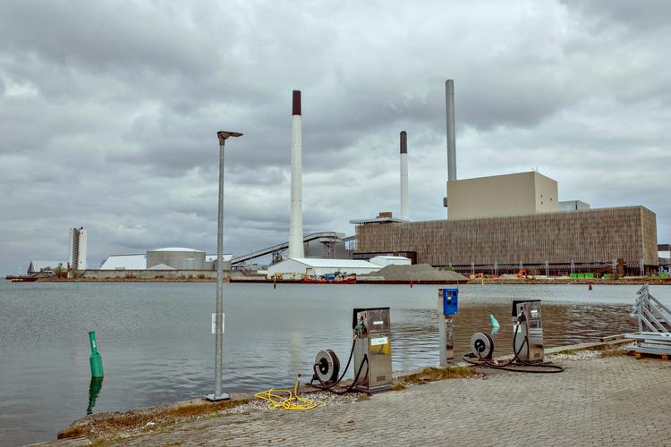 Over havneløbet her kommer der til at ligge en dæmning, som skal bruges, når lastbiler med jord kommer via Prøvestenen og skal losse den jord, der skal blive til Lynetteholm.  Foto: Miriam Dalsgaard/POLFOTO