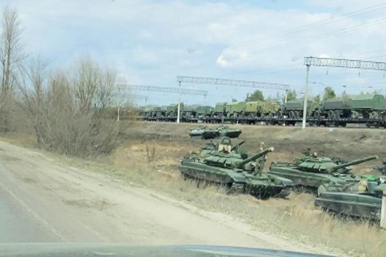 OPRUSTNING. Russiske kampvogne i Maslovka i den russiske Voronesj-region nær Ukraine.  Foto: Reuters/Ritzau Scanpix