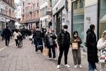 Køerne var lange på Strøget i København, da da en række butikker genåbnede. Nu mødes politikerne til forhandlinger om den videre genåbning.  Foto: Tariq Mikkel Khan