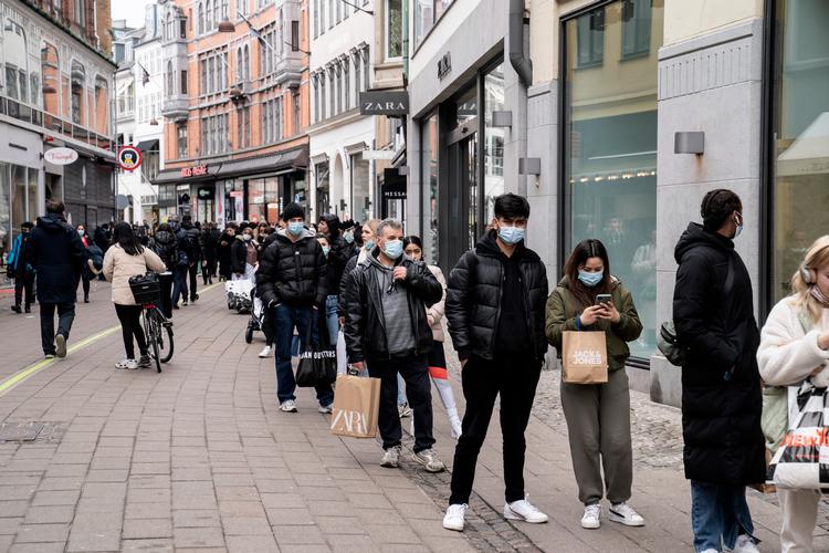 Køerne var lange på Strøget i København, da da en række butikker genåbnede. Nu mødes politikerne til forhandlinger om den videre genåbning.  Foto: Tariq Mikkel Khan