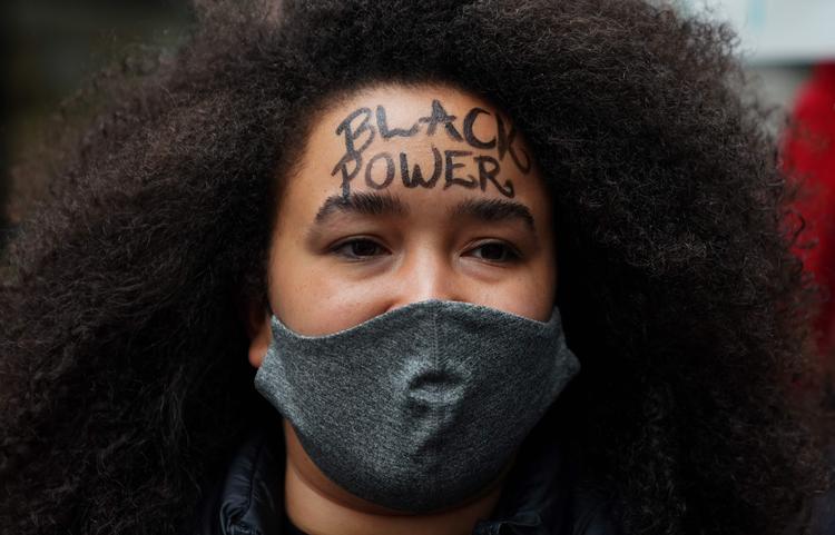 En kvinde demonstrerer i Washington Square Park i New York. En 20-årig, sort mand søndag blev dræbt af en politibetjent i byen Brooklyn Center nær Minneapolis, og .der er bekymring for uroligheder, hvis den tidligere politibetjent Derek Chauvin ikke får en straf i sagen, hvor George Floyd mistede livet i forbindelse med en anholdelse. Foto: Timothy A. Clary/Ritzau Scanpix