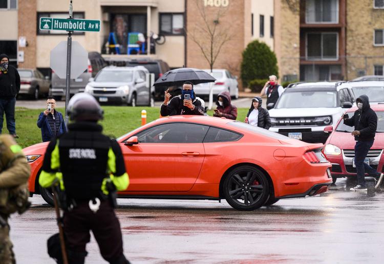     BROOKLYN CENTER, MN - APRIL 12: A man heckles law enforcement stationed outside the Brooklyn Center police headquarters on April 12, 2021 in Brooklyn Center, Minnesota. Brooklyn Center police are facing intense scrutiny after Daunte Wright was shot and killed by a Brooklyn Center police officer yesterday. Stephen Maturen/Getty Images/AFP == FOR NEWSPAPERS, INTERNET, TELCOS &amp; TELEVISION USE ONLY ==   Foto: Stephen Maturen/Ritzau Scanpix