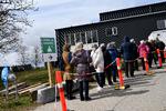 Borgere står i kø i går i Snekkersten Idrætscenter på dagen, hvor over 100.000 danskere blev vaccineret i et såkaldt storskalaforsøg.  Foto: Philip Davali/Ritzau Scanpix