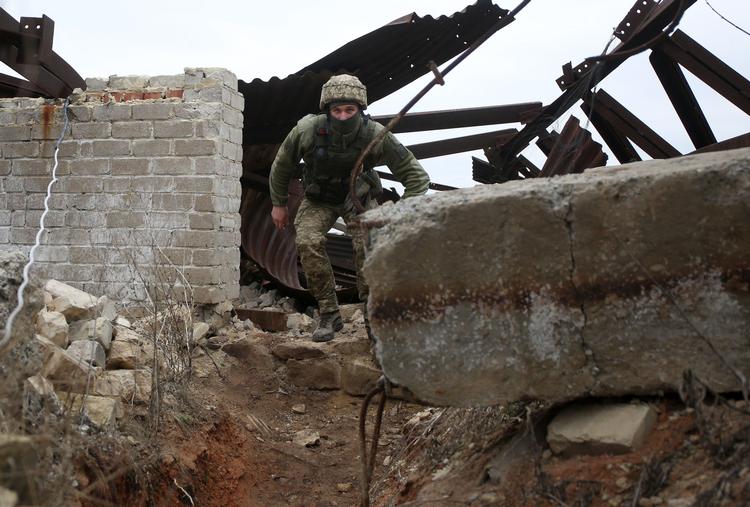 Denne ukrainske soldat nær grænsen til Rusland er helt sikkert forberedt på muligheden for et russisk angreb. Foto: Str/Ritzau Scanpix
