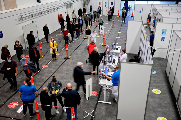 Mandag blev over 100.000 danskere vaccineret. Det største antal på en dag i en såkaldt storskalatest. Her er det borgere i Snekkersten, som venter på at få et prik i skulderen.  Foto: Philip Davali/Ritzau Scanpix