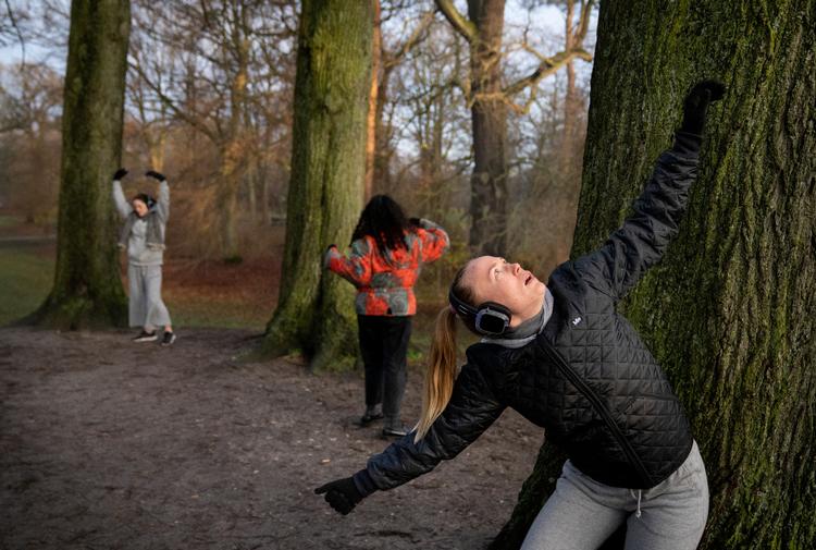 Det motionsglade folk er søgt udendørs under pandemien for at begrænse spredning af smitte. Men nu er tiden kommet til at give mulighed for at rykke indenfor igen, mener flere partier. Foto: Mads Nissen/POLFOTO
