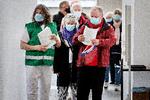 Københavnere i kø for at blive vaccineret i i Øksnehallen på Vesterbro i går.  Foto: Martin Lehmann