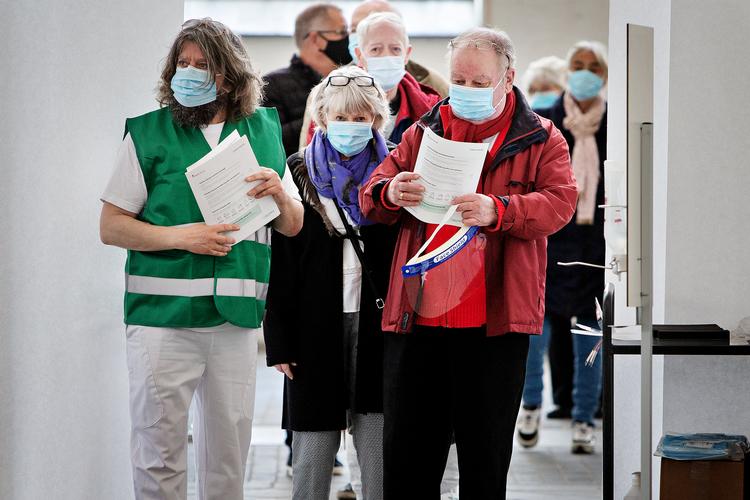 Københavnere i kø for at blive vaccineret i i Øksnehallen på Vesterbro i går.  Foto: Martin Lehmann