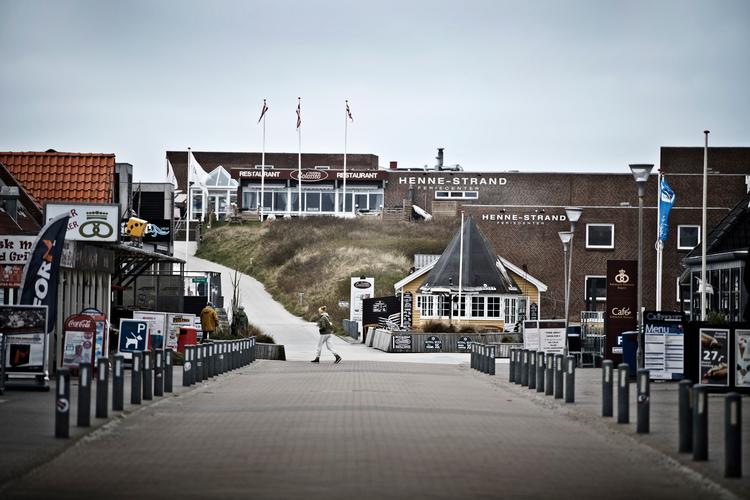 I foråret 2020 var grænserne lukkede på grund af corona, så tyskere og andre udlændinge ikke kunne leje sommerhus i Danmark. Det satte sig præg på for eksempel Henne Strand.   Foto: Christer Holte
