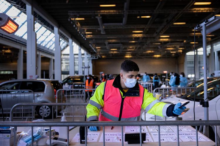 Kviktest i hobetal er blevet et helt centralt våben i kampen for at holde smittespredningen under kontrol. Her i Bella Centrets drive-in. Foto: Mads Nissen/POLFOTO