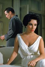 Engang er mellem er man nødt til at give en kold skulder for at komme videre. Elizabeth Taylor fotograferet i filmen 'Kat på et varmt bliktag' fra 1958. Arkivfoto Foto: Pr