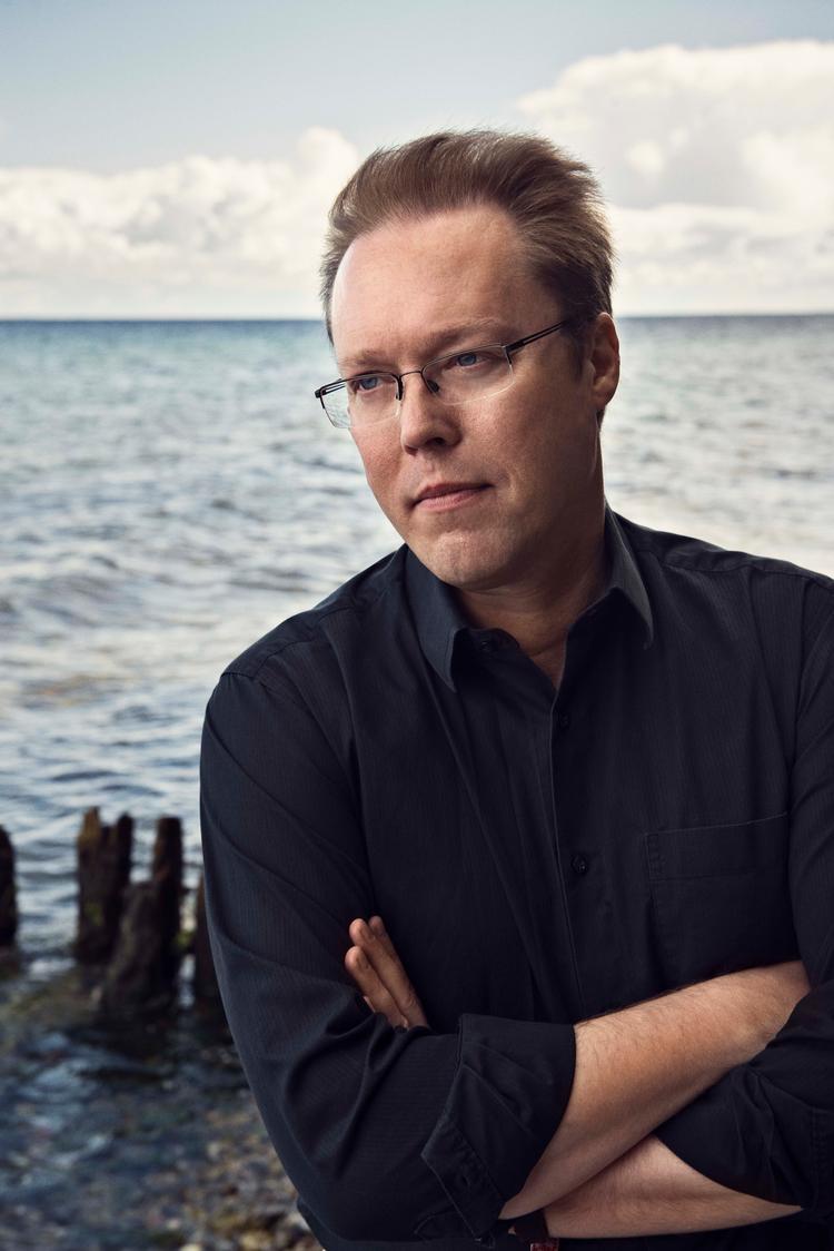 Lasse Holm gør fortiden levende i ’Før sidste akt’, og skriver med stor kærlighed til og sans for historiens vingesus. Foto: Franne Voigt