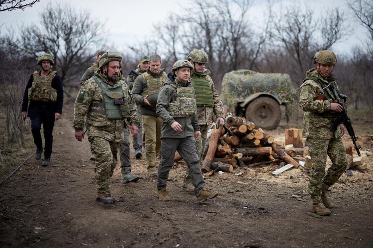 Ukraine's præsident, Volodymyr Zelenskiy, besøger militære positioner i det østlige Ukraine - hvor Rusland nu har samlet store troppestyrker. Foto: Ukrainian Presidential Press Ser/Ritzau Scanpix
