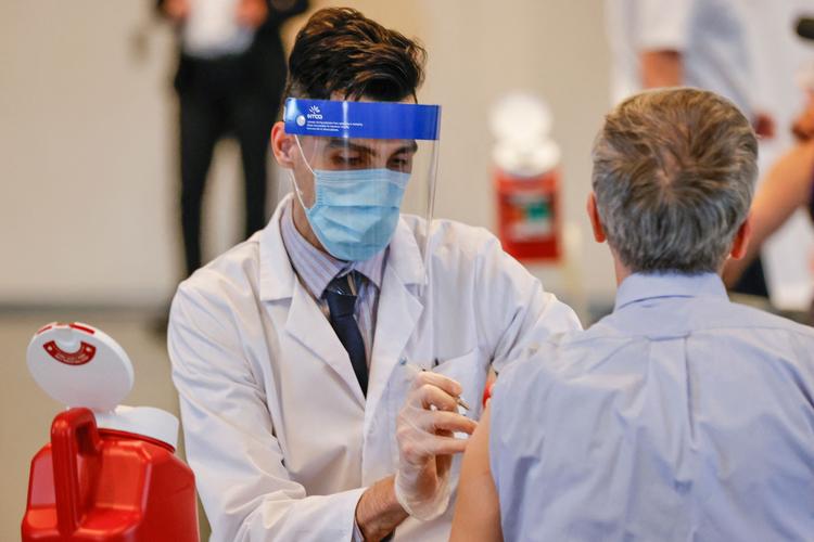 Vaccination med Johnson &amp; Johnson-vaccinen i Chicago. Medicinalfirmaet har suspenderet sin udrulning af vaccinen i Europa. Foto: Kamil Krzaczynski/Ritzau Scanpix