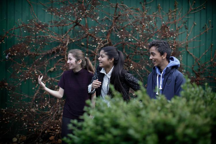 I 2017 skrev Politiken, at nogle elever i 8. klasse oplever, at de ikke får den nødvendige vejledning til at vælge ungdomsuddannelse, og avisen talte med tre elever, der stod midt i det. Fra højre mod venstre: Oliver Tahir, Saman Ashraf og Ingrid Holbøll. De var ikke bekymrede for, om de ville blive erklæret egnet, men ville gerne have haft UU-vejlederne mere på banen. Foto: Miriam Dalsgaard/POLFOTO