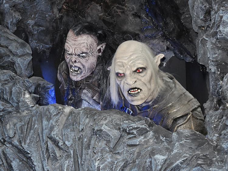 Der findes ikke still-billeder fra 'Khraniteli', derfor ses her et par orker fra Tolkien-museet i Schweiz. Latexmaskearbejdet her er noget bedre end i filmen, der dog er nok så charmerende alligevel. Arkivfoto Thomas Burmeister/Ritzau Scanpix