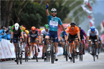 Nr. 3 er i hus, signalerer en storsmilende Mark Cavendish efter sin tredje sejr i træk i Tyrkiet Rundt. Foto: Stuart Franklin/Getty Images. 