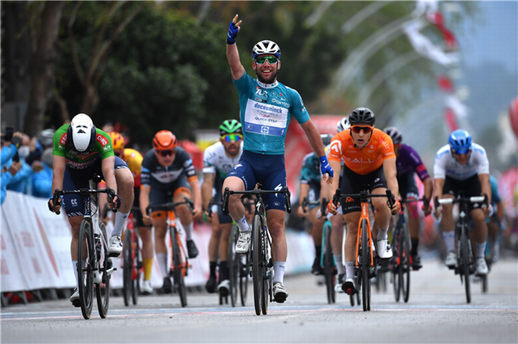 Nr. 3 er i hus, signalerer en storsmilende Mark Cavendish efter sin tredje sejr i træk i Tyrkiet Rundt. Foto: Stuart Franklin/Getty Images. 