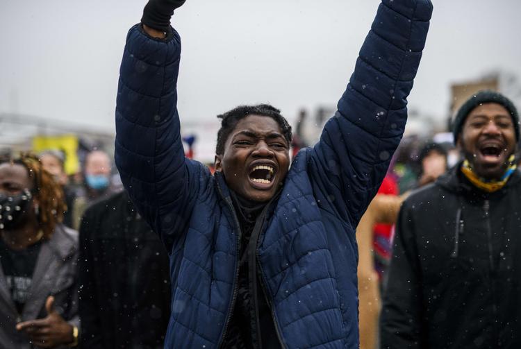 BROOKLYN CENTER, MN - APRIL 13: Protesters march outside the Brooklyn Center police headquarters on April 13, 2021 in Brooklyn Center, Minnesota. Demonstrations have become a daily occurrence since Daunte Wright, 20, was shot and killed by Brooklyn Center police officer Kimberly Potter on Sunday. Stephen Maturen/Getty Images/AFP == FOR NEWSPAPERS, INTERNET, TELCOS &amp; TELEVISION USE ONLY == Foto: Stephen Maturen/Ritzau Scanpix