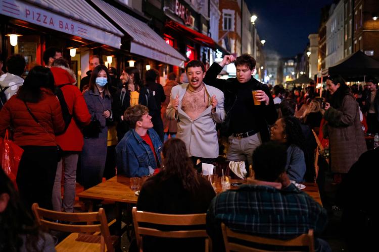 I London var der også fest i gaderne, da England tirsdag åbnede for udendørs servering på barer. Foto: Tolga Akmen/Ritzau Scanpix