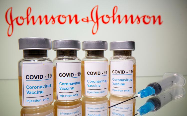 FILE PHOTO: Vials with a sticker reading, "COVID-19 / Coronavirus vaccine / Injection only" and a medical syringe are seen in front of a displayed Johnson &amp; Johnson logo in this illustration taken October 31, 2020. REUTERS/Dado Ruvic/File Photo Foto: Dado Ruvic/Ritzau Scanpix