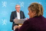  Koronakommisjonens formand, Stener Kvinnsland,  afleverer sin rapport til statsminister Erna Solberg på hendes kontor i Oslo onsdag eftermiddag.
 Foto: Håkon Mosvold Larsen/Ritzau Scanpix