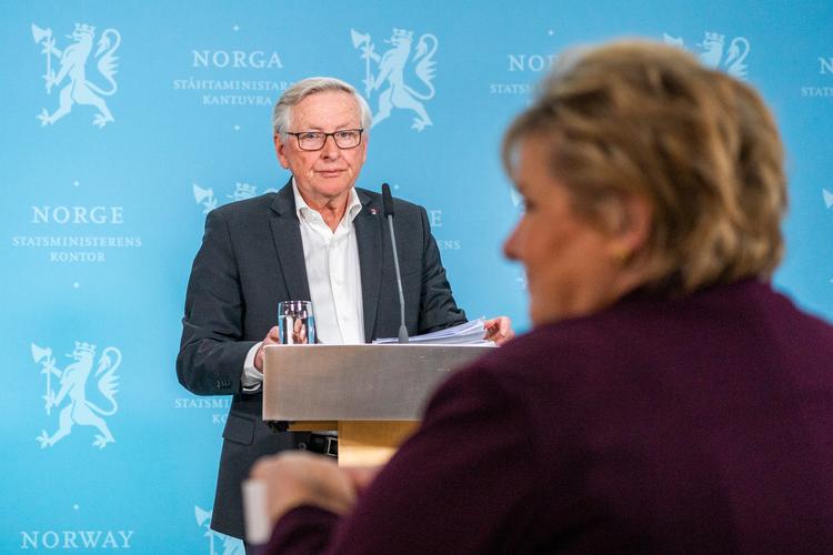  Koronakommisjonens formand, Stener Kvinnsland,  afleverer sin rapport til statsminister Erna Solberg på hendes kontor i Oslo onsdag eftermiddag.
 Foto: Håkon Mosvold Larsen/Ritzau Scanpix