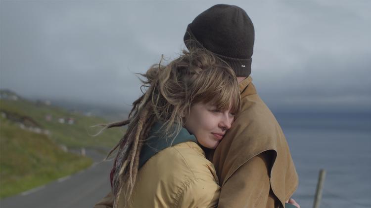 Dokumentarfilmen om digteren Dania og rapperen Sølvdreng fra Færøerne handler om unge menneskers kamp for at finde et præcist sprog til deres turbulente følelsesliv. 