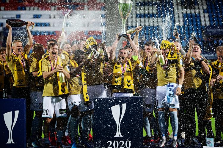 Glæden ville ingen ende tage, da SønderjyskE 1. juli 2020 vandt sin første tital og kunne kalde sig pokalmester. Men de seneste måneder har klubben oplevet et sammenbrud. Foto: Martin Lehmann/POLFOTO