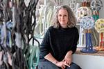 Bente Skjøttgaard udfordrer tyngdekraften med sine keramiske værker, der svæver som uregerlige skyer.  Foto: Privat