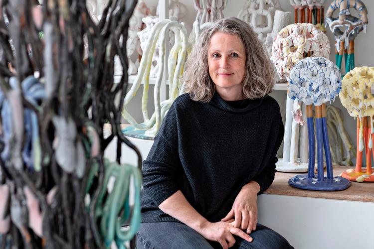 Bente Skjøttgaard udfordrer tyngdekraften med sine keramiske værker, der svæver som uregerlige skyer.  Foto: Privat