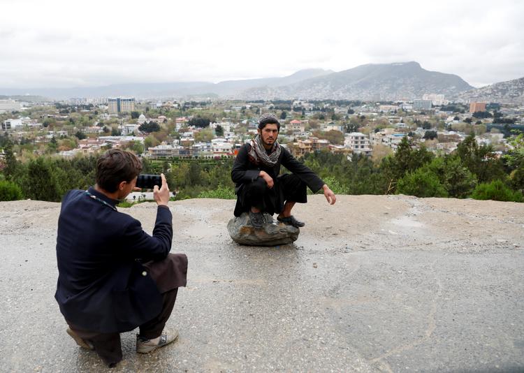 Afghanerne ved ikke, hvad der skal blive af dem, nu hvor amerikanerne er på tilbagetog. Foto: Mohammad Ismail/Ritzau Scanpix