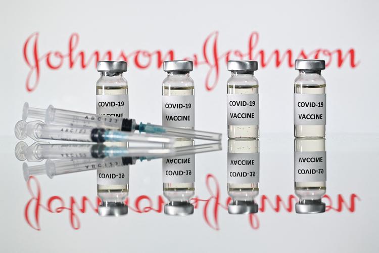 (FILES) This file illustration photograph taken on November 17, 2020, shows vials with Covid-19 Vaccine stickers attached and syringes with the logo of US pharmaceutical company Johnson &amp; Johnson. - Top US health authorities recommended a "pause" in the use of the Johnson &amp; Johnson Covid-19 vaccine "out of an abundance of caution" as they investigate any links between it and blood clots, a regulator said April 13, 2021. (Photo by JUSTIN TALLIS / AFP) Foto: Justin Tallis/Ritzau Scanpix