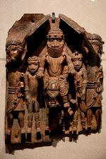 Værket 'Reliefplade med riddende Oba Esigie og følge' stammer fra det forhenværende kongeringe Benin, men ejes nu af et museum i Dresden. Foto: Finn Frandsen/POLFOTO