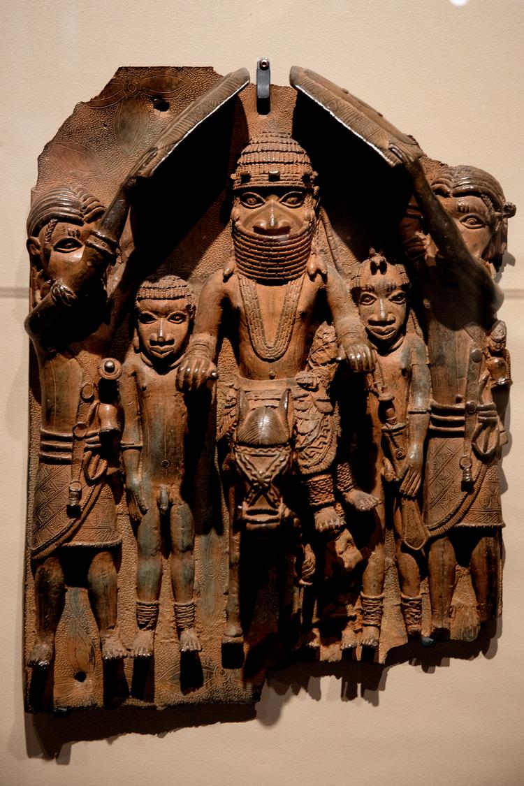 Værket 'Reliefplade med riddende Oba Esigie og følge' stammer fra det forhenværende kongeringe Benin, men ejes nu af et museum i Dresden. Foto: Finn Frandsen/POLFOTO