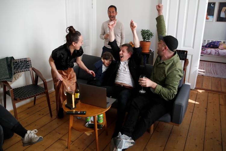 Mads Nissen var omgivet af familie, venner samt kolleger, da det blev offentliggjort, at han fik tildelt  ‘World Press Photo of the Year’.  Foto: Jacob Ehrbahn