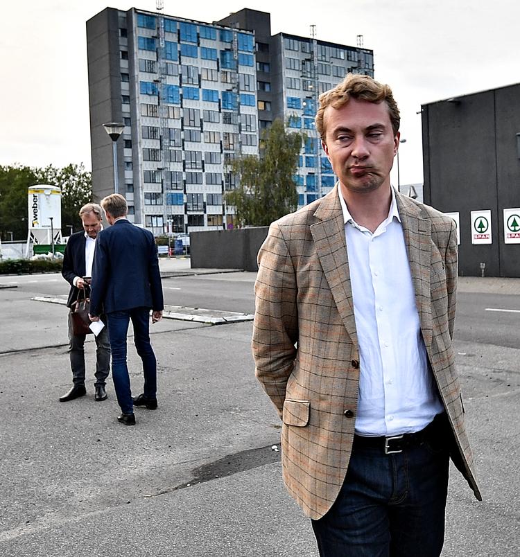 DF-toppen med næstformand Morten Messerschmidt og partiformand Kristian Thulesen Dahl og gruppeformand Peter Skaarup på besøg i Vollsmose-bydelen i Odense. Søndag 27. september 2020. Foto: Ernst van Norde