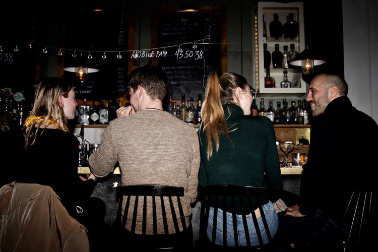 En bar i Ravnsborggade i København 8. december - sidste aften før nedlukning. Foto: Marius Renner/POLFOTO