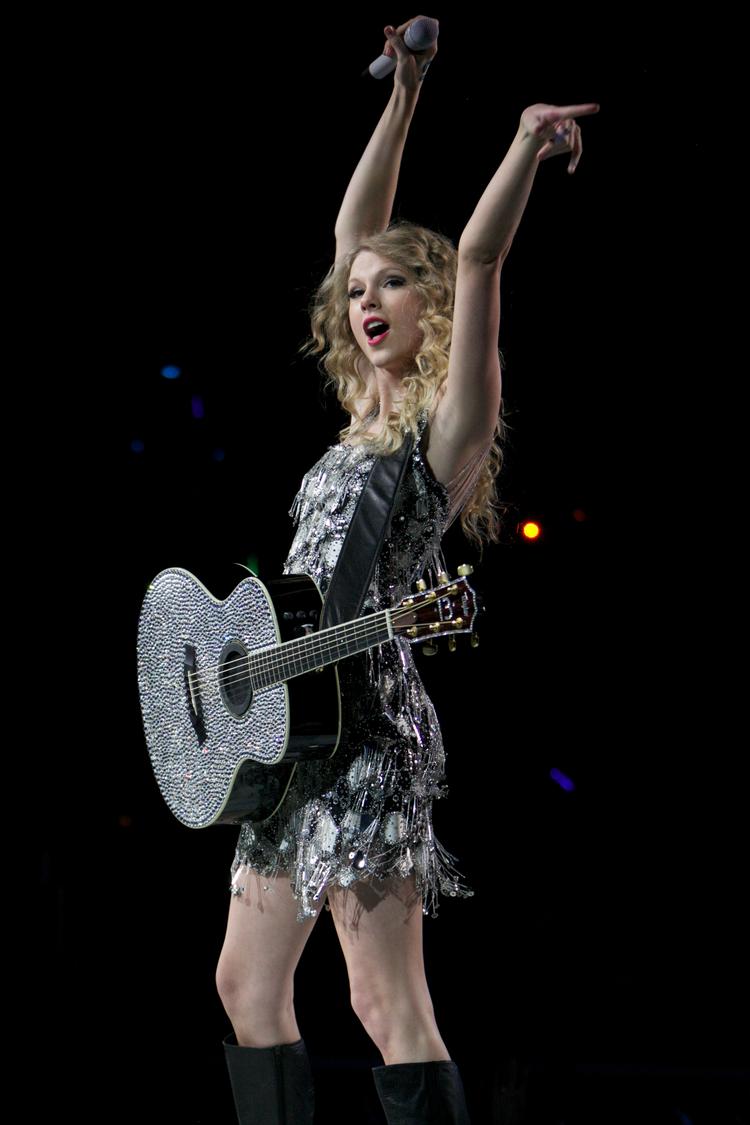 Bryan West, der har fået jobbet som Taylor Swift-korrespondent, er selverklæret fan, men har også indrømmet, at der er tre sange med den ultrapopulære Swift, som han ikke kan holde ud. 