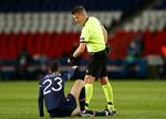 Klokken slår, og tiden går. Dommer Orsato hjælper den genopstandne Julian Draxler tilbage på fødderne, så kampen mellem Paris S-G og Bayern München kan genoptages. Så gik der tid med det.
 Foto: Christian Hartmann/Ritzau Scanpix