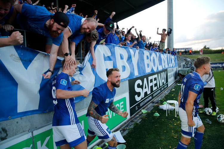 Når Lyngby onsdag tager imod SønderjyskE i Superligaen, kan klubbens fans igen støtte deres hold. Gæsterne kan dog stadig ikke tage deres fans med. Foto: Jens Dresling/POLFOTO