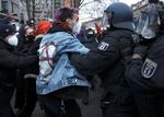 Da flere tusinde vrede lejere var færdige med at demonstrere mod det ikke længere eksisterende huslejeloft i Berlin, blev nogle hundrede aktivister hængende for på mere håndfast vis at vise deres utilfredshed med statsmagten.
 Foto: Christian Mang/Ritzau Scanpix