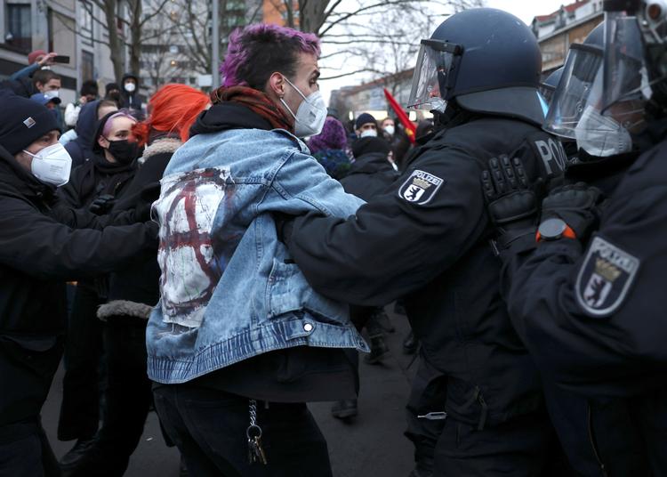 Da flere tusinde vrede lejere var færdige med at demonstrere mod det ikke længere eksisterende huslejeloft i Berlin, blev nogle hundrede aktivister hængende for på mere håndfast vis at vise deres utilfredshed med statsmagten.
 Foto: Christian Mang/Ritzau Scanpix